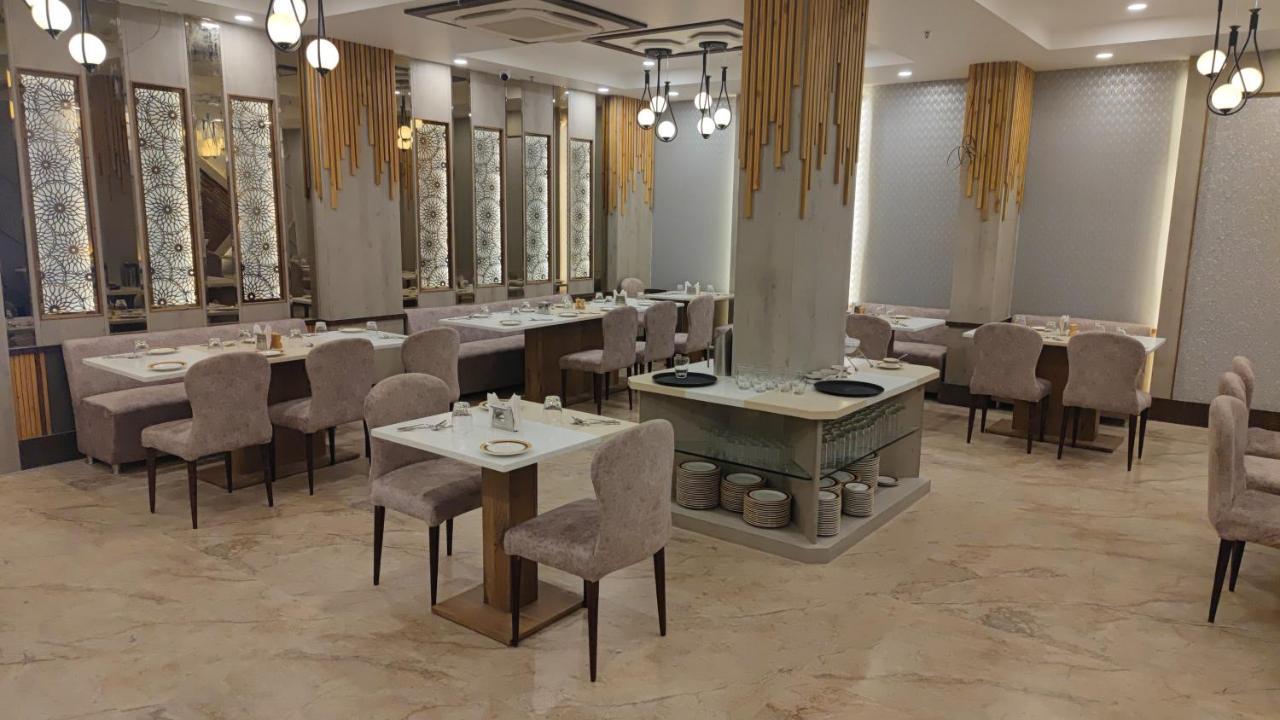 Prime Land Varanasi Exterior foto